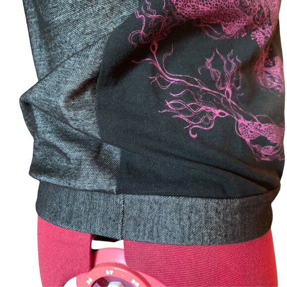 EVE LAVOIE - V neck grey black tees t-shirt with pink print - Medium - Picture 5 of 9